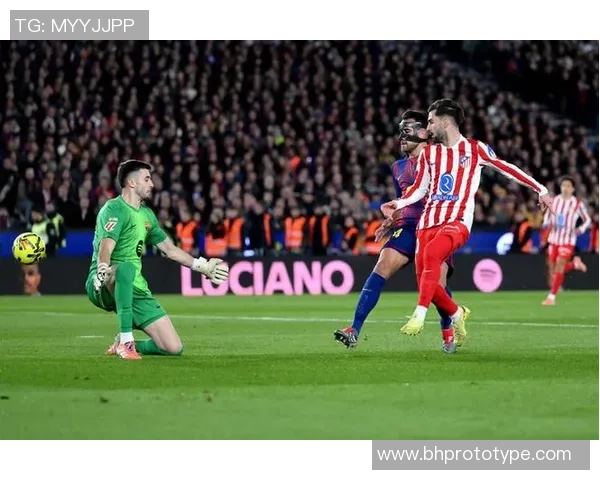 西甲焦点战巴萨大胜马竞帽子戏法引发争议判罚热议