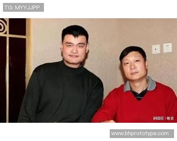 姚明化身慈祥老人展现温暖一面引发网友热议与感动