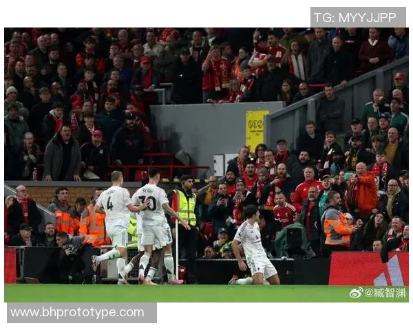 友谊赛惊现红牌风波利物浦与曼联战成平局引发热议