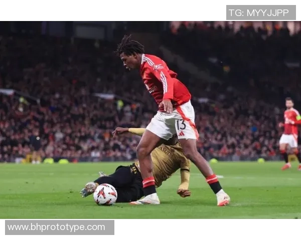 阿森纳友谊赛大胜曼联四球零封乌龙球引发全场热烈反响 阿森纳友谊赛大胜曼联四球零封乌龙球引发全场热烈反响